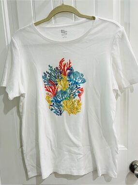 ❣️Sale❣️Kim Rogers White Tee with Colorful Coral outlined in Metallic Gold, L